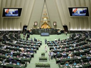 نمایش بلاهت و بیسوادی جمعی اسلام‌گرایان در مجلس انقلابی