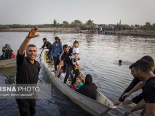 (تصاویر) گذر زائران اربعین از رودخانه دز