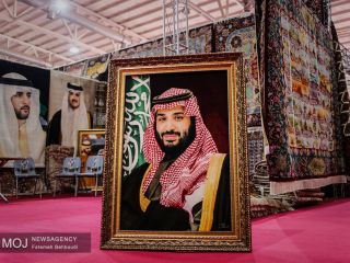 نقش محمد بن سلمان، ولیعهد عربستان بر فرش دستباف ایرانی در تهران