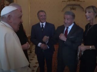 (ویدیو) مشت‌های گره کرده سیلوستر استالونه به سمت «پاپ فرانسیس»!