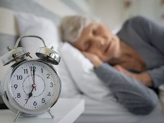 آیا سالمندان با بالا رفتن سن زودتر از خواب بیدار می‌شوند؟