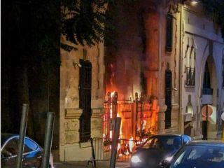 حمله به سفارت جمهوری اسلامی در پاریس و به آتش کشیدن ورودی بخش کنسولی