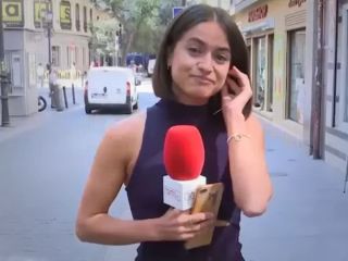 پلیس اسپانیا مردی را پس از دست زدن به پشت خبرنگار زن هنگام اجرای برنامه زنده تلویزیونی، بازداشت کرد