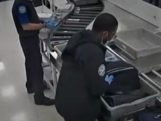 ویدیویی از لحظه دزدیدن پول از کیف و چمدان مسافران توسط ماموران فرودگاه میامی