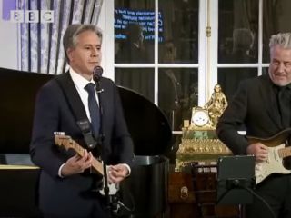 وزیر امور خارجه آمریکا با نواختن گیتار و آواز خوانی، برنامه آمریکا برای «دیپلماسی جهانی موسیقی» را اعلام  ...