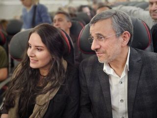 (تصاویر) زنان جوان در کنار محمود احمدی نژاد قبل از ضبط پاسپورت در فرودگاه