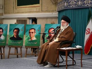 علی خامنه‌ای: اگر حملات اسرائیل ادامه پیدا کند کسی نمی‌‎تواند جلوی نیروهای مقاومت را بگیرد