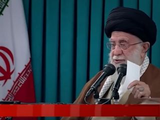 خامنه‌ای به فکر انتقال زمین بازی از داخل به خارج؛ چرا جمهوری اسلامی از گسترش جنگ استقبال می‌کند؟