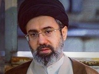 مجتبی خامنه‌ای بخاطر ملاحظات امنیتی، کلاس درسش را تعطیل کرده و  آنلاین درس میدهد