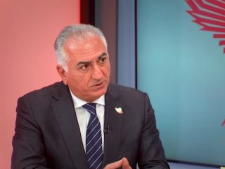 شاهزاده رضا پهلوی: چرا با دُم مار بازی می کنید سرِ مار که باید از بین برود در تهران است