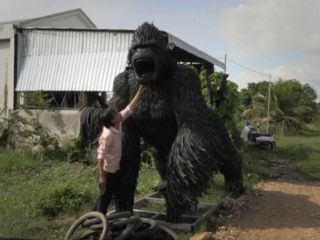 گوریل غول پیکری از لاستیک‌های کهنه در کامبوج