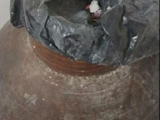 استفاده از یک خمره باستانی به عنوان سطل آشغال در موزه باستان‌شناسی شهر رشت