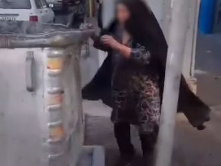 صحنه تکان دهنده دعوا و درگیری یک زن و مرد برای تصاحب سطل زباله!