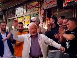 ترانه خوانی و شادی جمعی از ماهی‌فروشان بازار رشت