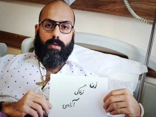 خالد پیرزاده در اعتراض به فشار مقامات به خانواده‌اش با «پلک دوخته شده» در جلسه بازپرسی حاضر شد