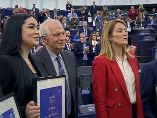 پیام مادر مهسا امینی درمراسم اهدای جایزه ساخاروف: ژینا همانند ژان‌دارک الهام‌بخش آزادیخواهان شد