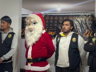 پرو؛ افسر پلیس برای دستگیری فروشندگان مواد مخدر لباس بابانوئل به تن کرد