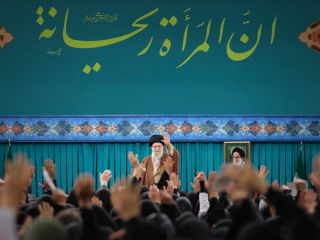 خامنه‌ای در دیدار با زنان: همسران و فرزندان خود را به فعالیت در انتخابات وادار کنید