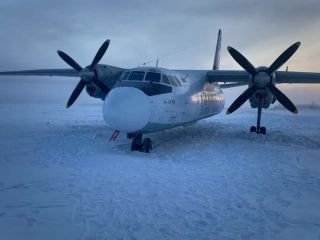 یک هواپیمای مسافربری روسیه اشتباهی در رودخانه یخ‌زده فرود آمد