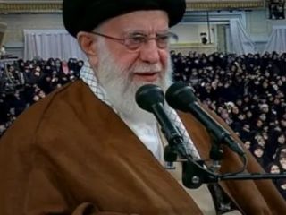 ممنوعیت بالا بردن دست برای زنان هنگام شعار در بیت خامنه‌ای به خاطر برجستگی بدنشان!