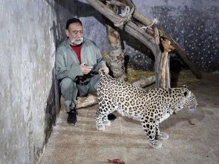 این مرد ۷۰۰ حیوان در خانه‌اش نگهداری می‌کند؛ «اگر قاچاقچی بودم که در این کشور ۴۳ سال مدیر نبودم»