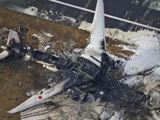 تحسین تخلیه ۳۷۹ مسافر هواپیمای ژاپنی در هنگام آتش‌گرفتن؛ خدمه پرواز چگونه مسافران را نجات دادند؟