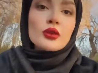 ‏اونوقت شما با همین رژ لب قرمز رفته بودی مراسم؟