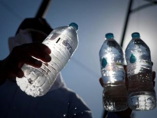 بطری‌های آب ۱۰۰ برابر بیش از تصور، پلاستیک دارند