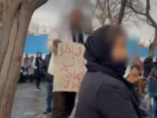 اعتراض یک مرد در بازار تهران با دست نوشته «محمد قبادلو را به قتل رساندند. مردم! بی تفاوتی تا کی؟»