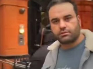 اعتراض علیه اعدام در برابر سفارت ایران در لندن و توهین شخصی که از سفارت بیرون آمده به آنها