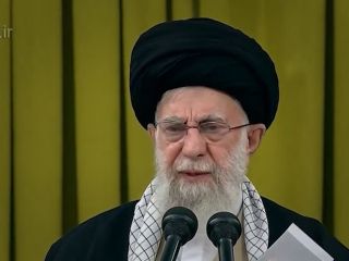 بخشی از برنامه صفحه آخر؛ وارونه گویی خامنه ای درباره مشروطیت