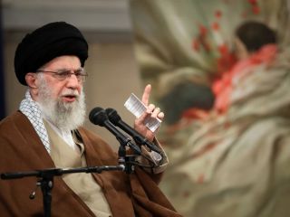 هشدار علی خامنه‌ای نسبت به «تردید، تأمل و تعلل» در بین «خواص»