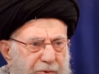 خامنه‌ای: آمریکایی ها بدون اجازه شاه هواپیمای ارتش ایران را به ویتنام می بردند