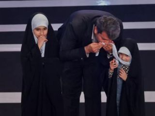 اختتامیه فیلم فجر؛ بوسه رئیس سینمایی بر روسری دختر خردسالش و سیمرغی که به «پدر موشکی ایران» رسید