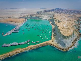 (تصاویر) اسکله بریس، از زیباترین و کمیاب‌ترین سواحل صخره‌ای ایران