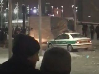 فرار ماشین نیروی انتظامی از گلوله‌های برفی شهروندان شادمان از بارش برف