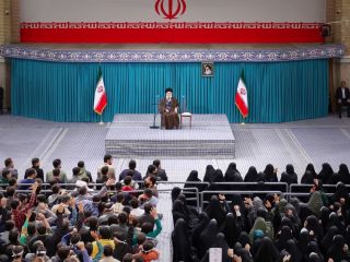 خامنه‌ای‌: رای ندادن هیچ دستاورد و فایده‌ای ندارد و مشکلی از کشور حل نمی‌کند