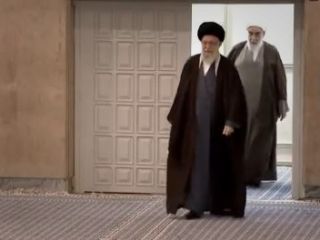 حرکت معنی دار آیت‌الله خامنه‌ای در روز رای گیری انتخابات