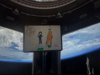 یاسمین مقبلی، بیش از صد نقاشی از کودکان ایران را در ایستگاه بین‌المللی فضایی نمایش داده است