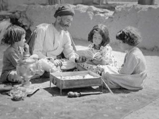 (تصاویر) زندگی مردم در دوران قاجار؛ ازمدل موی قاجاری تا قصه‌گویی پای منقل