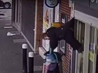 کرکره مغازه‌‌ای در جنوب ولز، زن ۷۱ ساله‌ را غافلگیر کرد و او را به هوا برد