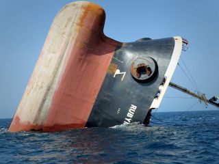 ویدیویی از غرق شدن کشتی «روبی‌مار» بر اثر حمله حوثی‌ها در دریای سرخ