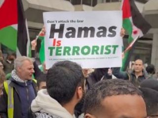 بازداشت یک ایرانی در لندن که بنر « حماس تروریست است» را در دست داشت