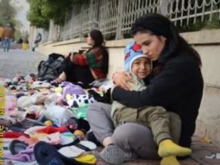 داستان مینا، زن جوان جوراب‌فروش و پسر ۴ ساله‌اش که کنار حافظیه شیراز بساط دارد