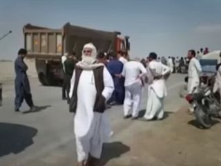 محموله کمک‌های مردمی برای سیل زدگان شهرستان دشتیاری به دست ماموران سپاه پاسداران مصادره شد