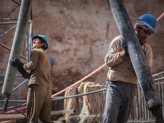 (اینفوگرافیک) حداقل حقوق کارگر ایرانی به دلار چقدر می‌شود؟