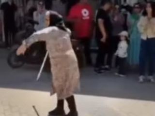 شادی و رقص زنانی از سه نسل متفاوت در خیابانی در ایران