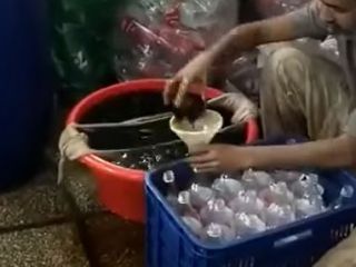 ببینید طریقه ساخت نوشابه کوکاکولا در پاکستان ؛ با اطمینان بنوشید!!