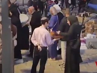 ویدیویی که وایرال شد؛ خانواده یهودی به خانواده های مسلمان زیارت کننده مسجد الاقصی خرما تعارف می کنند