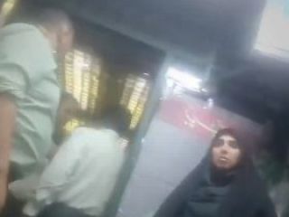 کتک زدن یک مرد جوان توسط ماموران انتظامی در متروی تهران بخاطر پوشیدن شلوارک